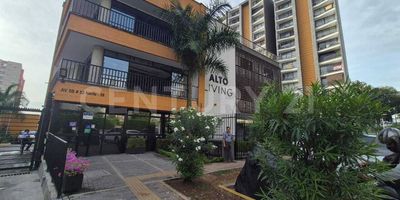 Apartaestudio con  37.91m2 de  área construida  y 33.05m2 de  área privada en venta en quinto piso con ascensor con vista externa a los cerros  en la ubicación perfecta en el norte de  Cali en el barrio La Flora cerca a zona de oficinas, parques, centros comerciales, sobre via principal cerca a estación del MIO Sistema de Transporte Público (Masivo Integral de Occidente),  Alto Living son apartamento con una excelente y versátil distribución de espacios, que incluye una alcoba con espacio para vestier y baño, sala comedor con balcón, cocina abierta integrada al área social y zona de oficios independiente, totalmente moderno con piso en porcelanato. 

Alto Living es un proyecto creado con la tendencia de que compartir es la nueva forma de vivir, son torres de apartamentos de quince pisos con parqueaderos comunes, donde tendrás amplias zonas comunes para trabajar, divertirte, comer, ejercitarte y compartir, como piscina lineal de adultos, zonas verdes, gimnasio dotado, salas de reunión y espacio coworking, salón de entretenimiento, terraza BBQ, recepción y una lavandería dotada.