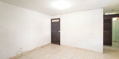 Te presentamos un funcional apartaestudio de 55 m² aproximados, diseñado para tu confort. Este inmueble cuenta con una acogedora sala comedor, una espaciosa alcoba, un práctico clóset, cocina semi integral y zona de ropas, todo con un impecable piso en cerámica. Estrato 4.