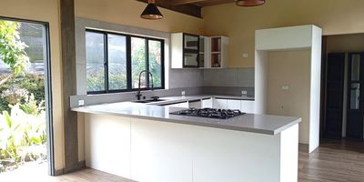 Hermosa Casa campestre de 2 niveles disponible para arriendo, ubicada en Llanogrande, cuenta con un  área total de 1000mts aproximadamente y un área de 300mts de construida, la casa cuenta con acabados modernos, 4 habitaciones, 3 baños completos y un baño social, sala comedor, cocina integral, cuarto útil y agradables zonas verdes. La propiedad  tiene ingreso con portada general para varias propiedades y una entrada  privada a la casa, cuenta con zona de parqueo y su ubicación estratégica permite facilidad de transporte, fácil vías de acceso, cercanía con establecimientos comerciales como restaurantes, centros de salud, centros de bienestar, supermercados centros comerciales. Sector seguro y tranquilo. Ideal para vivir!