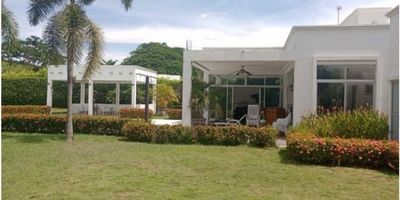 Finca en Venta – Santa Fe de Antioquia, Parcelación Pangordito. Lote: 3.000 m² | Área construida: 250 m². Te presentamos esta acogedora y moderna finca ubicada en una de las parcelaciones más exclusivas de Santa Fe de Antioquia. Rodeada de naturaleza y diseñada para el descanso, es el lugar perfecto para disfrutar en familia o con amigos. Características destacadas: 3 habitaciones, cada una con baño privado, Baño social adicional, Cocina integral, Sala comedor con excelente iluminación, Amplias zonas verdes, Kiosko junto a la piscina, ideal para reuniones y momentos de relax. Ubicación privilegiada: Parcelación Pangordito – zona tranquila, segura y de alta valorización. Ideal para quienes buscan una finca con estilo, comodidad y contacto directo con la naturaleza. ¡Agenda tu visita y conoce este paraíso campestre!