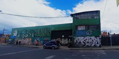 ¡Gran oportunidad de inversión y expansión para tu negocio! Se vende amplia y funcional bodega en una ubicación estratégica , Con un área total de [Tamaño en m²] m², esta propiedad está perfectamente diseñada para múltiples usos, desde almacenamiento y logística hasta producción o distribución. Su diseño de planta abierta ofrece la máxima flexibilidad para adaptar el espacio a las necesidades específicas de tu empresa. cuenta con vías de acceso cercanas , como la av Bosa , Dagoberto Mejía y Av Cali.Para más detalles, agendar una visita o consultar el precio, contáctanos. ¡No dejes pasar esta oportunidad de crecer con el espacio que tu negocio merece! Cod: 4904