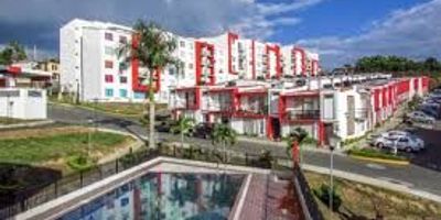 Tu nuevo hogar te espera en Cuba, Pereira
Te presentamos este excelente apartamento ubicado en un conjunto cerrado en el sector de Cuba, con acceso a pocas cuadras de la via Condina, y directo sobre vía vehicular y óptima conexión al transporte público. Una opción ideal para quienes desean conformar o ver crecer su familia en un entorno seguro y confortable.
Este apartamento esta ubicado en un primer piso, cuenta con una amplia sala comedor con vista panorámica y balcón que da al interior del conjunto, perfecta para disfrutar de la iluminación natural y tranquilidad. Dispone de tres habitaciones todas con clóset,  la principal con baño privado.
La cocina es integral equipada con zona de ropas lavadero. Todo el inmueble se destaca por su excelente ventilación e iluminación natural,
Incluye parqueadero cubierto justo debajo del la torre  y acceso a una completa zona social.