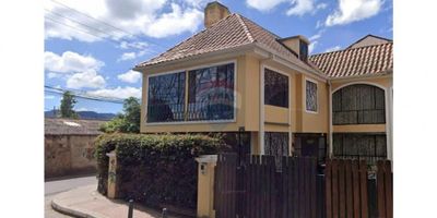 Vendo Casa Esquinera de uso residencial tres niveles con muy buenos acabados, de estilo moderno, con chimenea en la sala principal, ventanales que iluminan la vivienda, espacios habitacionales amplios, cocina integral elegante con enchape cerámico, en el primer piso, patio de ropas y escaleras de acceso al segundo piso y altillo, donde se encuentran las alcobas con vista al exterior, cuentan con closet y baño privado el sector donde se ubica el predio predomina la actividad residencial, comercio e instituciones educativas como colegios municipales y campestres, se puede acceder desde la Avenida principal Cota-Chia, interceptar a carrera 12 y sobre esta misma, bajar hacia la calle 5 y la carrera 3ra, hasta identificar el predio, Las vías de
