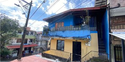 Esta encantadora casa en Medellín, ubicada en el hermoso departamento de Antioquia, es una oportunidad que no puedes dejar pasar. Con un área total de 60 M2 y un área construida y privada de igual medida, esta propiedad ofrece todo el espacio que necesitas para ti y tu familia.

Su distribución interna cuenta con 3 cómodas alcobas y un moderno baño, diseñado con acabados de primera calidad. Además, su cocina integral está equipada con todos los electrodomésticos y espacios de almacenamiento necesarios para facilitar tus tareas diarias. Por otro lado, cuenta con servicios de agua, electricidad y gas domiciliario para que vivas con total comodidad.

Desde su balcón podrás disfrutar de las agradables vistas y de la fresca brisa de Medellín. Mientras que, en su entorno exterior, encontrarás un acceso pavimentado que te permitirá llegar fácilmente a tu hogar. También, tendrás cerca colegios y universidades reconocidos, así como transporte público para que puedas movilizarte a cualquier parte de la ciudad.

Su ubicación en una zona residencial garantiza tranquilidad y seguridad, ideal para ti y tu familia. En resumen, esta casa cuenta con todo lo necesario para que vivas en un lugar cómodo, práctico y accesible, ¡no esperes más para hacerla tuya! Contáctanos para más información y con gusto te brindaremos una atención personalizada.
