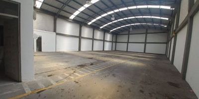 Bodega industrial comercial, Área total construcción 880 Metros, Área libre de bodega 640 Metros, portón de doble altura de 9 metros, Área de Lote  frente de 16 metros por fondo de 40 metros cuenta con Oficinas y local de 240 metros, kva de 30 energía trifásica cuanta con agua y luz servicios industrial 