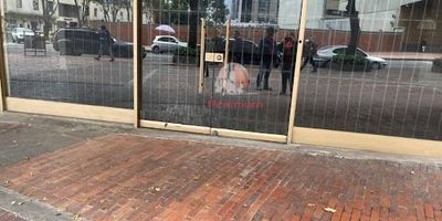 Se arrienda local comercial en el barrio Samper, Bogotá, Cundinamarca. Este inmueble de 340 m² está situado en una ubicación estratégica sobre la Carrera 13, dentro del reconocido Centro Internacional de Bogotá. Cuenta con 2 baños, ofreciendo un espacio funcional para su empresa. Una excelente opción para establecer su negocio en una zona de alto tránsito en la capital. Si busca un local en arriendo en Bogotá con estas características, le invitamos a conocer más detalles. Contáctenos vía WhatsApp, a través de la opción "Quiero que me contacten" o vea los teléfonos disponibles.