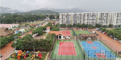 CODIGO:946FR6875Este apartamento en venta en Ricaurte cuenta con una superficie total de 67 metros cuadrados distribuidos en tres habitaciones y dos baños con divisiones en vidrio templado. Además, incluye una cocina, zona de ropas, balcón con BBQ y ángeos en todas las ventanas y puerta de balcón. Se encuentra ubicado en un condominio que ofrece 5 espejos de agua, gimnasio, capilla, canchas de tenis, cancha múltiple y cancha sintética de fútbol 5. La propiedad también dispone de servicios como alberca, área recreativa, asador, cancha de fútbol y juegos para niños. La ubicación en Ricaurte brinda fácil acceso a diversas comodidades y actividades recreativas. La propiedad se encuentra en excelente estado y es ideal para aquellos que buscan un espacio cómodo y funcional en una zona tranquila de la ciudad.
