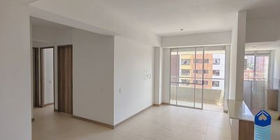 Este apartamento tiene un área aproximada de 75m² y está ubicado en Calasanz, sector Ferrini, es perfecto para familias con niños pequeños o para quienes valoran vivir en un entorno tranquilo, con acabados modernos y completas zonas comunes para disfrutar cada día.Está estratégicamente ubicado cerca de la Avenida 80, Calle 50, Mercados Madrid, Mixy Mall y el Éxito de Robledo, con excelente acceso a transporte público.Cuenta con 3 alcobas, 2 baños, estudio o sala de estar, balcón, cocina integral abierta con barra, sala comedor amplia, parqueadero sencillo y cuarto útil. Además, no le da poniente, lo que garantiza un ambiente fresco y agradable.Está en un conjunto residencial completo, con piscina semiolímpica, piscina recreativa y para niños, gimnasio, sauna, turco, zona de mascotas, cancha polideportiva, squash, juegos infantiles y playground. También cuenta con ascensor y permite mascotas.En Raskcielos Inmobiliaria te acompañamos a dar el siguiente paso hacia tu nuevo hogar. Contácta