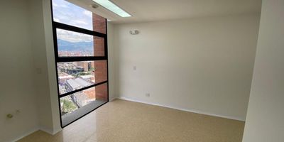 Consultorio en arriendo con fácil acceso, cerca a estación del metro, restaurantes, hoteles, tiendas, almacenes de cadena, centros comerciales, rutas de transporte público y servicios complementarios del sector. Cuenta con piso en baldosa, 2 espacios, 1 baño, cocineta, cableado de red, techo cielo raso, aire acondicionado central, área de recepción, y parqueadero cubierto. Edificio con ascensor, vigilancia y portería 24 horas, citófono, circuito cerrado de TV, bahía de parqueo, baños comunales y parking visitantes sin costo., inmuebles sujetos a verificacion de disponibilidad
