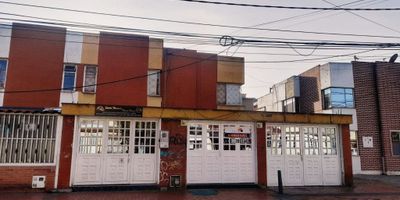 Descubre esta encantadora casa para la venta con opción de inversión ubicada Castilla Barrio Las dos avenidas, Destinación Mixta (Vivienda / Comercio) Cuenta con dos niveles. Primer piso Dos locales comerciales cada uno  aproximadamente 15 metros con un baño auxiliar , Ingreso a la vivienda con zona de garaje para hasta 2 automóviles,  sala - comedor amplios, cocina integral a gas re  y un patio cubierto con su zona de lavandería y un baño,. Segundo nivel: habitación principal con closet y baño, dos habitaciones con closet y un baño , los pisos cerámica , ofrece un espacio cómodo y funcional para toda la familia. Con 175 metros cuadrados, cada rincón ha sido cuidadosamente diseñado para brindar confort. Esta propiedad es ideal para aquellos que buscan un hogar acogedor y bien ubicado. ¡No pierdas la oportunidad de hacer de esta casa tu nuevo hogar!