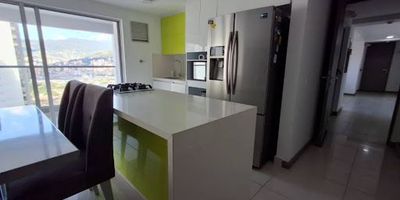 472-8077 Conaltura inmobiliaria ofrece apartamento en venta en Itagí barrio Suramérica, cuenta con 2 habitaciones la principal con vestier y baño cabinado, la segunda con closet, baños social cabinado, sala comedor, estudio, sala de estar, balcón, cocina en isla, zona de ropas, parqueadero cubierto y 2 cuartos útiles. Ubicado en conjunto cerrado con portería 24 horas, ascensor, circuito cerrado, salón social, turco, solárium, shut de basuras, zonas verdes, zona de fumadores, se permiten mascotas, parque infantil, parqueaderos de visitantes. Cerca al mall Suramérica, Parroquia Beata Teresa de Calcuta.
