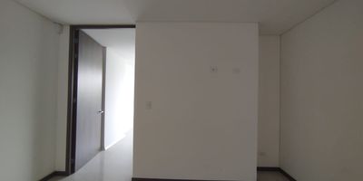 Se arrienda local comercial en Rionegro.
Ideal para oficinas, consultorios o cualquier tipo de negocios. Ubicado en reconocido centro comercial de la ciudad. Cuenta con excelente ubicacion sobre via principal, a pocos metros de la Clinica Somer y con facil acceso a transporte publico y parqueaderos.
Un espacio estrategico y versatil, pensado para profesionales de la salud, empresas de servicios o instituciones que busquen visibilidad y comodidad para sus clientes.
Agenda tu cita hoy mismo y conoce este local perfecto para tu proyecto.