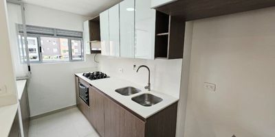 Apartamento en arriendo en El Esmeraldal, Envigado, con un área de 75 m², ubicado en un quinto piso con ascensor. Ofrece excelente iluminación natural, ventilación cruzada y una distribución que combina comodidad, estilo y funcionalidad, en una zona residencial tranquila cerca del Colegio Cumbre.
Cuenta con 2 alcobas, 1 con clóset y  otra con vestier, sala-comedor amplia, biblioteca o estudio, 2 baños cabinados, balcón con vista agradable, zona de ropas independiente, parqueadero privado con cuarto útil y una moderna cocina integral. La unidad cuenta con portería para mayor seguridad.
Ideal para quienes buscan un hogar acogedor, bien ubicado y con fácil acceso a transporte y servicios.