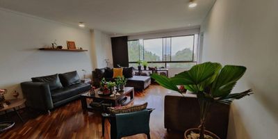 APARTAMENTO EXCLUSIVO EN EL TESORO MEDELLÍN

Este imponente apartamento ofrece una experiencia residencial única en una de las zonas más exclusivas de la ciudad. Con amplios espacios y una distribución que privilegia la comodidad y la elegancia, cuenta con sala y comedor independientes, cocina moderna, tres alcobas generosas y tres baños diseñados para brindar confort.

Su área construida de ciento cuarenta y ocho metros cuadrados permite disfrutar de ambientes iluminados y ventilados, perfectos para la vida familiar o social. Dispone de dos parqueaderos sencillos que garantizan practicidad y seguridad.

Ubicado en un cuarto piso, este inmueble combina la tranquilidad de un entorno residencial con la cercanía a centros comerciales, vías principales y servicios de alta calidad. Una oportunidad ideal para quienes buscan estilo, exclusividad y el privilegio de vivir en el sector El Tesoro.DC