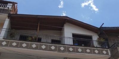 Si buscas una excelente oportunidad de inversión, este edificio de 338 m² en el Centro de Itagüí, es ideal. 
Primer nivel: Consta de dos locales con destinación residencial, pero ha tenido actividad comercial por más de 30 años.
Segundo Nivel: Casa grande totalmente terminada
Tercer Nivel: Principio de casa para terminar, ya tiene cubierta en techo. 
Cada nivel puede quedar con tres baños.
Ubicado en una zona residencial y comercial, este edificio te permite disfrutar de varias opciones. A tres cuadras del Parque Principal de Itagüí y a una cuadra del parque El Brasil
¡No dejes pasar esta oportunidad! 
Visita este exclusivo inmueble hoy mismo y encuentra tu nuevo hogar.