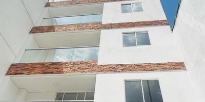 EDIFICIO EN VENTA EN PRADO CENTRO MEDELLÍN

Edificio de seis pisos con ascensor, ubicado en una zona estratégica y de alta demanda. Con mil ochocientos cincuenta metros cuadrados construidos, incluye apartamentos con balcón, apartamentos familiares, internos y un local comercial tipo supermercado.

Genera ingresos mensuales aproximados de sesenta y cinco millones de pesos, con una utilidad neta estimada de cincuenta y ocho millones, gracias a su alta ocupación y rentabilidad.

Una oportunidad ideal para inversionistas que buscan ingresos estables, valorización y un inmueble sólido en el corazón de la ciudad.DC