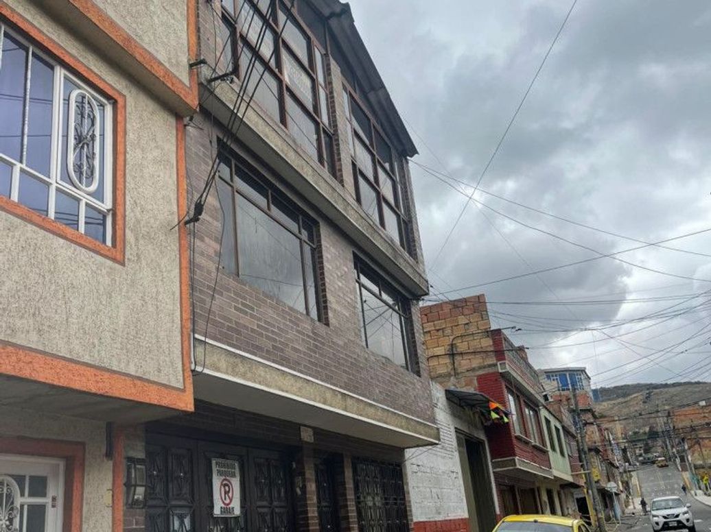Casa de 11 alcobas en venta en La Acacia, Bogotá, 340 m² · foto 2 de 18