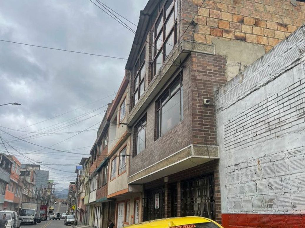 Casa de 11 alcobas en venta en La Acacia, Bogotá, 340 m² · foto 4 de 18