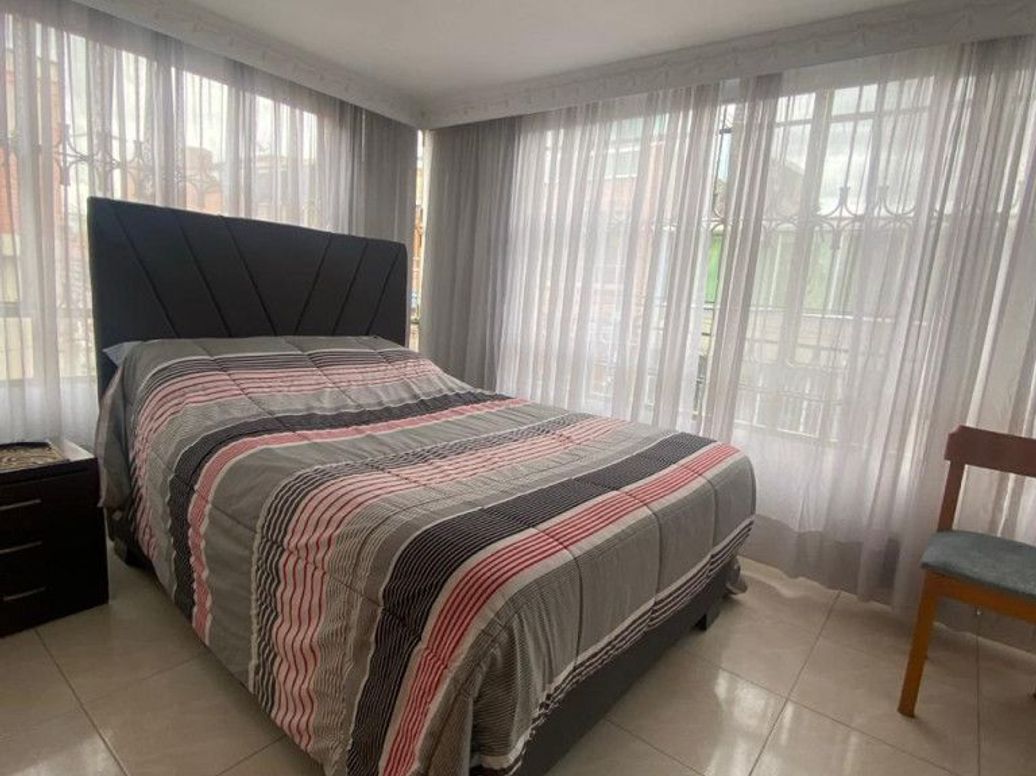 Casa de 4 alcobas en venta en Ub. El Pireo, Bogotá, 216 m² · foto 8 de 16