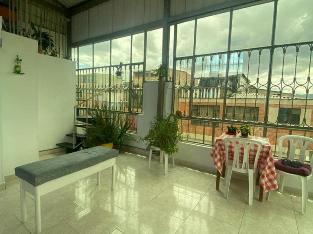 Casa de 4 alcobas en venta en Ub. El Pireo, Bogotá, 216 m² · foto 2 de 16