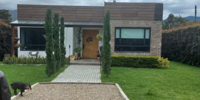 espectacular casa en venta ,hall de entrada, sala comedor, cocina con isla, tres alcobas cada una con baño privado, además baño social, chimenea a gas, un pequeño estudio, zona de ropas junto con un depósito, BBQ completo con estufa, parrilla y hasta baño y zonas verdes. Gas domiciliario