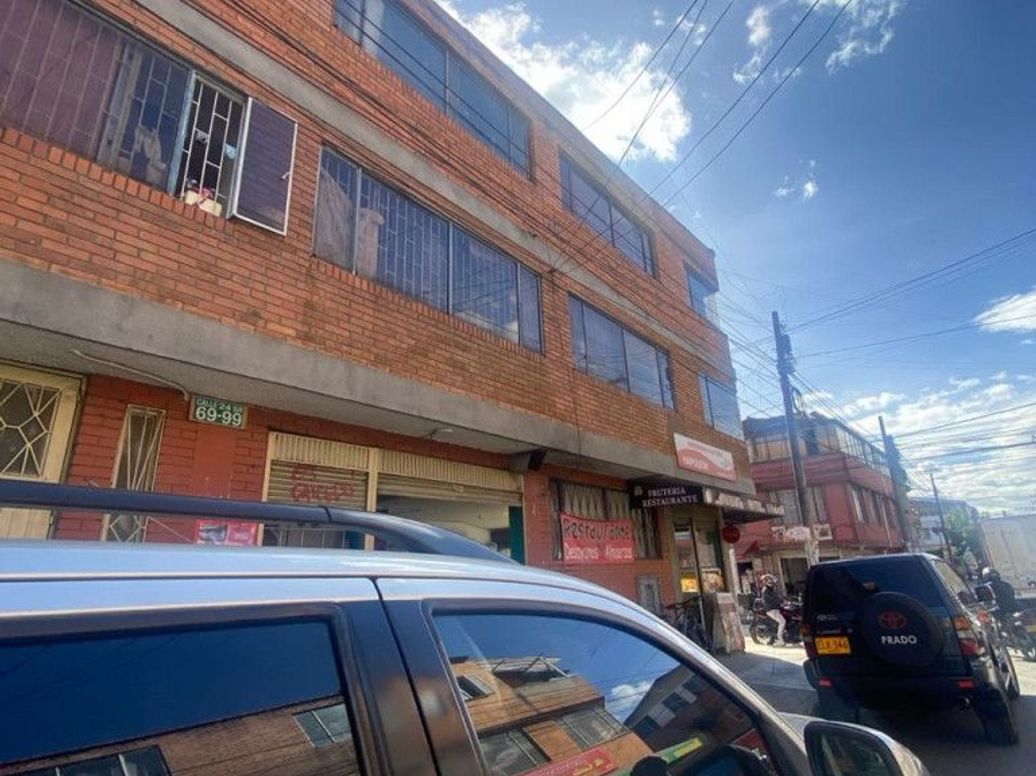 Casa de 6 alcobas en venta en Carvajal, Bogotá, 410 m² · foto 2 de 7