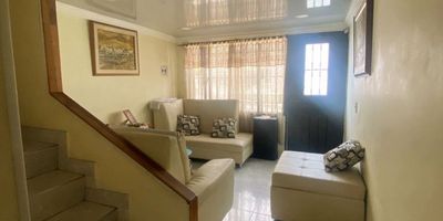 Espectacular casa en villa de los Alpes, 3 habitaciones, 3 baños, sala, comedor, cocina integral, zona de lavado, 1 estudio, excelente iluminación, buen acceso al transporte publico  SITP, cerca de colegios, zona comercial, cerca a jumbo y portal 20 de julio. etc...PROPONGAN ....3158518531