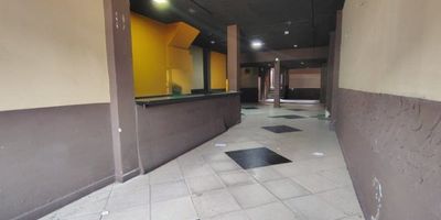 Local comercial disponible para arriendo en Bello, sector cabañas, el local cuenta con puerta garaje alta, una altura de 3m, amplios espacios de trabajo, 2 baños, cocineta, recepción, ubicación ideal gracias a su facilidad de acceso y de transporte público, rampa de acceso en la acera para facilitar el ingreso de mercancía o personas con movilidad reducida, un espacio ideal para IPS, taller de motos, confecciones, tienda de ropa o calzado, remates y mucho más! anímate a conocer este espacio agendando una visita al Contacto 301.598.9091