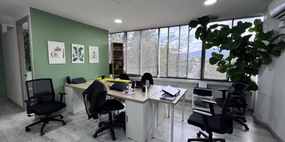 Se vende oficina ubicada en el exclusivo sector de Manila, El Poblado. Esta propiedad de 41 metros cuadrados cuenta con una distribución funcional que incluye recepción, sala de trabajo, oficina privada, baño social, cocineta y un cuarto útil, ademas de parqueadero cubierto. Ideal para empresas o profesionales que buscan un espacio cómodo y bien ubicado. Su cercanía al Parque del Poblado y a importantes vías de acceso la convierte en una excelente oportunidad de inversión en una de las zonas más dinámicas de la ciudad.