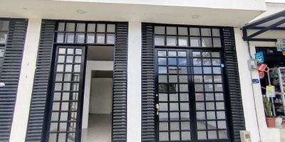 El lugar perfecto para tu negocio esta en La Hermosa, Santa Rosa! Este local comercial, ubicado estrategicamente en una zona urbana con alto flujo peatonal, es ideal para emprendedores que buscan visibilidad y una ubicacion privilegiada. Gracias a su ubicacion en una de las areas mas concurridas de la ciudad, este local te garantiza una exposicion constante, perfecta para atraer clientes y hacer crecer tu negocio. Su diseno versatil se adapta a diferentes tipos de comercio, ofreciendote la oportunidad de crear un espacio atractivo y funcional. Este local es ideal para una amplia variedad de negocios como barberias modernas, spas relajantes, tiendas de ropa con estilo, boutiques, cafeterias acogedoras, minimercados, oficinas de servicios o cualquier idea que tengas en mente. Las posibilidades son infinitas! No dejes pasar esta oportunidad unica! Contactanos ahora y agenda tu visita. Haz realidad tus ideas en este increible espacio comercial y lleva tu negocio al siguiente nivel!