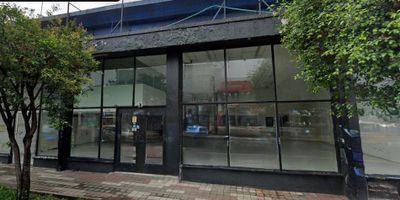 Buscas local en el centro de Pereira? Tenemos este Amplio local en arriendo en el centro de Pereira, con un area total de 250m distribuidos en dos niveles: primer piso y mezanine. Ubicado en zona estrategica de alto flujo peatonal y vehicular, ideal para comercio, oficinas o servicios. Cuenta con buena iluminacion, acceso principal amplio y espacios funcionales que se adaptan a diversas necesidades comerciales. Lo mejor es su ubicacion ya que esta cerca del parque el lago, centros de salud y el sector comercial. No esperes mas comunicate con nosotros. 
