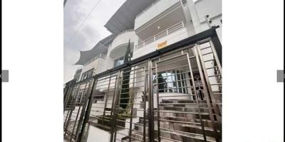 ESPECTACULAR CASA DE LUJO EN VENTA – BARRIO EL INGENIO 1, SUR DE CALI ESTRATO 5

Precio $1.850.000.000

 La mejor ubicación del barrio El Ingenio
 Lote: 10 m de frente x 30 m de fondo – Total: 300 m²
 Área construida: 900 m²
 Casa de 5 niveles, recién remodelada, con diseño moderno y acabados de lujo.

 DISTRIBUCIÓN Y COMODIDADES:
	•	7 habitaciones amplias, todas con baño privado y clóset.
	•	Habitación principal con vestier muy amplio.
	•	5 salas: sala de recibimiento, sala de estudio, sala de cine, sala principal y sala de TV.
	•	Comedor independiente.
	•	Cocina de gran tamaño, equipada, con alacenas para verduras y víveres.
	•	Bar integrado.
	•	Piscina privada, jacuzzi y sauna, ideales para el descanso.
	•	Terraza con gimnasio y zona de esparcimiento.
	•	Área de lavado independiente.
	•	Cuarto de servicio con baño privado.

 ESTACIONAMIENTO:
	•	Garaje cubierto para 2 vehículos dentro de la propiedad.
	•	Espacio para 1 vehículo adicional dentro de rejas exteriores.
