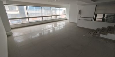 Se arrienda local en Bello, sector Perez, a solo una cuadra del parque principal, a media cuadra de la Universidad Marco Fidel Suarez y a pocos pasos de la Registraduria Especial de Bello. Su ubicacion es estrategica, rodeada de instituciones, comercio y un alto flujo peatonal que le garantiza visibilidad y facil acceso para clientes y usuarios.

Con 121 metros cuadrados, este espacio es perfecto para desarrollar proyectos de alto impacto como IPS especializadas, gimnasios terapeuticos, centros de fisioterapia, academias de salud, institutos de preparacion para estudiantes (cursos cortos), centros de idiomas o clinicas veterinarias de alto nivel, asi como cualquier otro negocio que requiera una ubicacion privilegiada y con gran afluencia de personas.

Si buscas un lugar donde tu negocio pueda crecer y destacar, este local es para ti.
Contactanos y agenda tu visita hoy mismo!