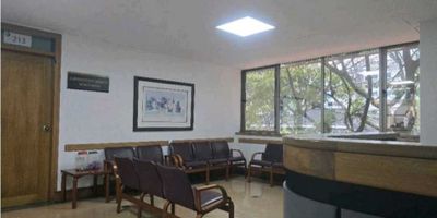 Este consultorio está ubicado en una de las zonas más estratégicas de la ciudad de Medellín, ya que se encuentra en la prestigiosa , cerca a importantes centros comerciales y de fácil acceso para personas con discapacidades. Con una amplia área terreno de 2.000 metros cuadrados y una construcción de 27.5 metros cuadrados, es ideal para aquellos profesionales de la salud que buscan un espacio cómodo y funcional para atender a sus pacientes.

En su interior, el consultorio cuenta con una distribución bien pensada y diseñada para optimizar al máximo el espacio disponible. Cuenta con un baño completo y un garaje, lo que permite una mayor comodidad tanto para el profesional como para los visitantes. Además, cuenta con características internas de seguridad como citófono y sistema de intercomunicación para brindar una mayor protección y privacidad.

Otra de las ventajas de esta propiedad es su cercanía a jardines y colegios, lo que lo hace perfecto para aquellos profesionales que buscan un lugar tranquilo y familiar. Además, se encuentra a pocos minutos de reconocidos restaurantes y tiendas de barrio, lo que facilita la vida diaria y ofrece una amplia variedad de opciones para el entretenimiento y la alimentación.

Para mayor comodidad, cuenta con circuito cerrado de televisión y acceso a transporte público cercano, lo que permite una fácil movilidad en la zona. También cuenta con una cochera o garaje para visitantes, lo que resulta muy conveniente para aquellos que necesiten estacionamiento adicional. La propiedad cuenta con una excelente iluminación tanto en la mañana como en la tarde, lo que crea ambientes agradables y productivos.

Por último, su ubicación en una vía principal permite una mayor visibilidad y facilidad de acceso para los pacientes. Además, cuenta con una oficina de negocios para atender cualquier trámite administrativo con comodidad y una mayor eficiencia. En conclusión, este consultorio es una excelente oportunidad para 