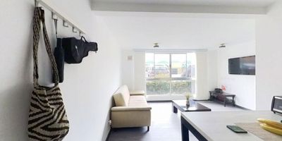 Venta de Apartamento en Serralta


Área construida: 40 m²
Piso: 1 
Parqueadero: Propio y cubierto 
Accesos: Ascensor y escaleras

Descripción del Inmueble

Funcional y acogedor apartamento con vista interior, ubicado en uno de los sectores más estratégicos y tranquilos de Chía. Ideal para personas solas, parejas o como inversión.


 
 1 habitación amplia
 
 
 1 baño
 
 
 Sala-comedor con excelente distribución
 
 
 Cocina integral en perfecto estado
 
 
 Zona de lavandería
 
 
 Piso laminado en habitación, zona social y cocina
 
 
 Piso cerámico en baño y patio
 


Áreas Comunes del Conjunto Serralta


 
 Zonas verdes
 
 
 Salón comunal
 
 
 Gimnasio
 
 
 Zona BBQ
 
 
 Vigilancia privada 24/7
 
 
 Acceso controlado
 
 
 Conjunto cerrado
 


Entorno y Ubicación


 
 A pocos minutos del centro comercial San Telmo
 
 
 Cercano a supermercados Éxito, Olímpica, Ara y D1
 
 
 Cerca al colegio Celestin Freinet
 
 
 Rutas de acceso por Calle 4 y Carrera 1
 


Solicita tu visita guiada sin compromiso.

Una excelente oportunidad de vivir o invertir en una de las zonas con mayor proyección de Chía.

Contáctanos para más información.
