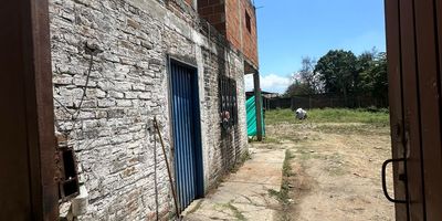 SE VENDE LOTE CON MEJORA EN EL CORREGIMIENTO DEL CARMELO - JURIDICCION DEL MUNICIPIO DE CANDELARIA, ESTRATO 2

 Barrio Municipal – Corregimiento El Carmelo

 Área total: 1.700 m²
 Frente: 36 m
 Fondo: 53 m
️ Área restada por lote vecino: 208 m² (16 m x 13 m)

️ Incluye construcción en obra negra
Ideal para:
 Casa de dos pisos
 Proyecto hotelero
 Bodegas

⚡ Energía disponible: 220V
 Precio: $950.000.000

 Zona de alta proyección y desarrollo
 Ideal para inversión rural o agroindustrial

 Contáctanos para más información o agendar visita