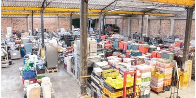 Bodega con área total construida de 5.295 m², construida en un terreno de 8.295,10 m². Distribuida de la siguiente manera: Área de bodega y porteria 4.079 m², área de oficinas 1.216 m² en primer y segundo piso. Diseñada para operaciones industriales y logísticas. Cuenta con doble altura, pisos de alta resistencia con capacidad de carga portante de 4 Ton/m². Excelente infraestructura con ubicación estratégica al occidente de la ciudad.
