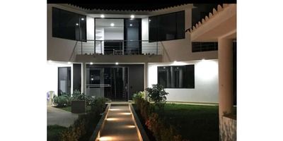 Descubre la combinación perfecta entre lujo, confort y naturaleza en esta espectacular casa campestre en Ricaurte, diseñada para disfrutar de cada espacio con el máximo bienestar.

✨ Características principales:


 
 Área de lote: 1.090 m²
 
 
 Área construida: 280 m²
 
 
 5 habitaciones amplias y luminosas.
 
 
 5 baños modernos.
 
 
 4 parqueaderos privados.
 
 
 Estrato 5.
 


? Amenidades y detalles de lujo:


 
 Piscina privada y jacuzzi para el descanso.
 
 
 Kiosco ideal para reuniones y eventos.
 
 
 Andenes con piso en mármol y acabados de primera calidad.
 
 
 Barra tipo americano para compartir en familia y con amigos.
 
 
 Amplios espacios sociales, iluminados y ventilados.
 
 
 Una vista espectacular que conecta con la tranquilidad campestre.
 


? Una propiedad diseñada para vivir, descansar y disfrutar en grande, con espacios que inspiran lujo y comodidad. Perfecta como vivienda permanente, casa de recreo o inversión de alta valorización en Ricaurte.
