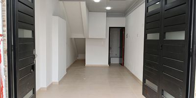 Se arrienda local en el barrio Quiroga, localidad Rafael Uribe Uribe. Este local, ubicado sobre la vibrante Calle 32 Sur, te ofrece una ubicacion privilegiada en un sector comercial dinamico y lleno de vida. Imagina un local inundado de luz natural, a borde de calle y con una puerta de doble hoja que te permite exhibir tus productos de la mejor manera. Con un amplio espacio y una buena altura de piso a techo, este local te brinda la flexibilidad para crear el ambiente perfecto para tu negocio. Rodeado de un sector comercial y urbano en constante movimiento, este es el lugar ideal para hacer crecer tus suenos! No pierdas esta oportunidad unica, agenda tu cita ya y comienza a construir tu exito!