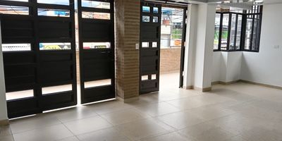 Local en arriendo en el barrio Quiroga, localidad de Rafael Uribe Uribe! Este local en segundo piso te espera con una iluminacion radiante y amplios ventanales que llenan el espacio de luz natural. Imagina un espacio acondicionado con una terraza encantadora, que ofrece una vista privilegiada a la vibrante Calle 32. Rodeado de un dinamico sector comercial, una zona urbana llena de vida, deliciosos lugares de comida y comodos apartamentos, este local te conecta con todo lo que necesitas. Ademas, estaras a un paso del Centro Comercial El Tunal y a pocas cuadras de la Avenida Caracas! No dejes pasar esta increible oportunidad, agenda tu cita hoy mismo y haz realidad tus suenos!