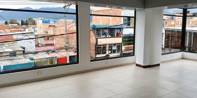 Se arrienda local en el barrio Quiroga, localidad Rafael Uribe Uribe. Ubicado en un tercer piso amplio e inundado de luz natural gracias a sus grandes ventanales, te ofrece una vista privilegiada a la Calle 32, la arteria principal de la Avenida Quiroga. A pasos de la Avenida Caracas, rodeado de un vibrante sector comercial y una zona urbana llena de vida, este local te brinda la ubicacion estrategica que tu negocio necesita para prosperar. Imagina las posibilidades en sus espacios amplios, disenados para adaptarse a tus necesidades y brindarte una experiencia inigualable. No dejes pasar esta oportunidad unica! Agenda tu visita hoy mismo y comienza a construir el exito de tu negocio en este lugar privilegiado