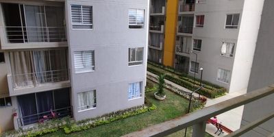 Se vende Apartamento en Venta en unidad residencial la gran vía norte de Cali. 

Ubicación: Norte de Cali – Barrio Guayacanes
Estrato: 4
Área: 53 m²
Precio de oportunidad: $215.000.000
Disponibilidad: Libre para traspaso

Características del Apartamento:
	•	Tercer piso con ascensor
	•	Sala – comedor
	•	Estudio
	•	Cocina semi integral
	•	Zona de ropa con lavadero
	•	2 alcobas (una con clóset en madera)
	•	2 baños

Zonas Comunes:
	•	Conjunto cerrado con vigilancia 24/7
	•	Parqueadero comunitario
	•	Piscina
	•	Salón social
	•	Amplias zonas verdes

Punto de Referencia:

Ubicado estratégicamente junto al supermercado Metro y Dollarcity de la calle 70.