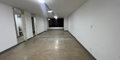 Casa comercial cerca de la estacion Floresta: A solo pasos del metro, este inmueble de 580 m distribuidos en dos pisos es ideal para empresas que buscan amplitud y ubicacion estrategica. Perfecta para oficinas, instituciones o negocios, ofrece facil acceso, excelente conectividad y un entorno comercial dinamico. No pierdas esta oportunidad! Contactanos para mas informacion.