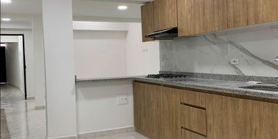 En excelente barrio de la ciudad tenemos disponible en arrendamiento este agradable apartamento, cerca de zona comercial, super mercados, tiendas, zona gourmet, entre otros. Consta de: tres (3) alcobas con closet, dos (2) baños, sala comedor, cocina semi-integral, patio de ropas y pisos en cerámica.

Nota importa y aclaratoria: DISPONIBLE A PARTIR DE ENERO 2026

Código inmo: 2933 Manizales, Caldas
