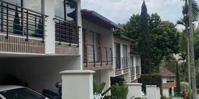 Casa amoblada en arriendo en Envigado, estrato 5, con un área de 160 m² distribuidos en dos niveles. Consta de 3 habitaciones, 4 baños, cocina integral, habitación del servicio, star de televisión, clóset de linos, terraza, jardín, lockers y 2 parqueaderos frontales. El conjunto ofrece senderos ecológicos, juegos infantiles, piscinas, salón social, cancha y otras zonas comunes. Canon de arrendamiento: $5.900.000.