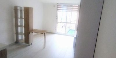 [VEN] ID HOUM: 158998

En Houm te ayudamos de forma fácil y segura. Los beneficios de comprar con nosotros:
    • Te ayudamos a conseguir financiamiento a través de una asesoría personalizada
    • Mediación y seguimiento de todo el proceso
    • Ponemos a tu disposición profesionales en notariado, registro y asesoría jurídica
¡Solo te preocupas de las firmas!

Departamento en venta, ubicado en el barrio San Façon, con una superficie construida de 19.00 m² y superficie total de 23.00 m². 

Sus principales características son:

    • 1 dormitorio
    • 1 baño
    • Admite mascotas
    • Año de construcción: 2022
            
Además, el inmueble cuenta con las siguientes amenidades:

    • Salón de eventos
    • Ascensor
    • Gimnasio
    • Zona de asadores

Si compras con nosotros, te brindamos asesoría personalizada durante todo el proceso.
Más que una inmobiliaria, somos Houm.
*Aplican T&C