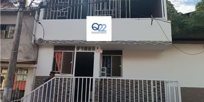 Se vende acogedora casa ubicada en excelente sector de Piedecuesta, en Miradores de Tejadito, con gran proyección para ampliación:

✨ Características del inmueble:


 
 2 habitaciones amplias
 
 
 2 baños
 
 Cocina tradicional remodelada
 cuarto auxiliar
 Piso nuevo
 Patio y placa para construir
 
 60 m² construidos
 
 
 Espacio disponible para construir segundo y tercer piso
 


? Ubicada en zona residencial tranquila, con fácil acceso a transporte y comercio. Ideal para inversión o vivienda familiar.
