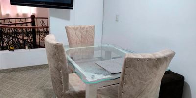 Vive central en agrádale apartaestudio dúplex con alcoba independiente closet y baño, sala y comedor, baño social, cocina semi-integral, zona de ropas, pisos en tapete.

Código inmo: 3381 Manizales, Caldas
