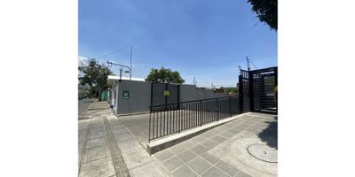 Disfruta de la tranquilidad y exclusividad de Alto Menga desde este apartamento en el décimo piso, donde la brisa fresca de Cali acompaña cada espacio. Cuenta con 2 habitaciones (principal con vestier y baño), hall de alcobas, sala de TV, amplia sala–comedor con balcón, cocina equipada y zona de oficios independiente. La unidad te ofrece piscina para adultos y niños, turco, gimnasio, salón social y parqueadero doble techado. Un lugar pensado para vivir con confort y frescura todos los días.
LA ADMINISTRACION ESTA INCLUIDA EN EL CANON
LC
