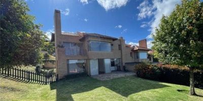 Se Arrienda casa de 2 niveles en Encenillos de Sindamanoy, chia. Con un área construida de 188M2 y Lote de 813M2. Excelente vista, cuenta con 3 habitaciones con baño privado, estudio, estar de TV, sala comedor, baño social, cuarto y baño de servicio, 3 Parqueaderos cubiertos. Muy buena iluminación natural, senderos ecológicos, aire puro y tranquilidad.